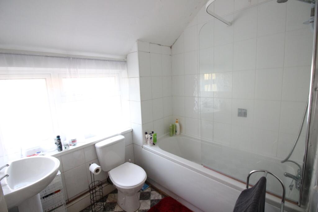 House in Cardiff, Cathays - More
