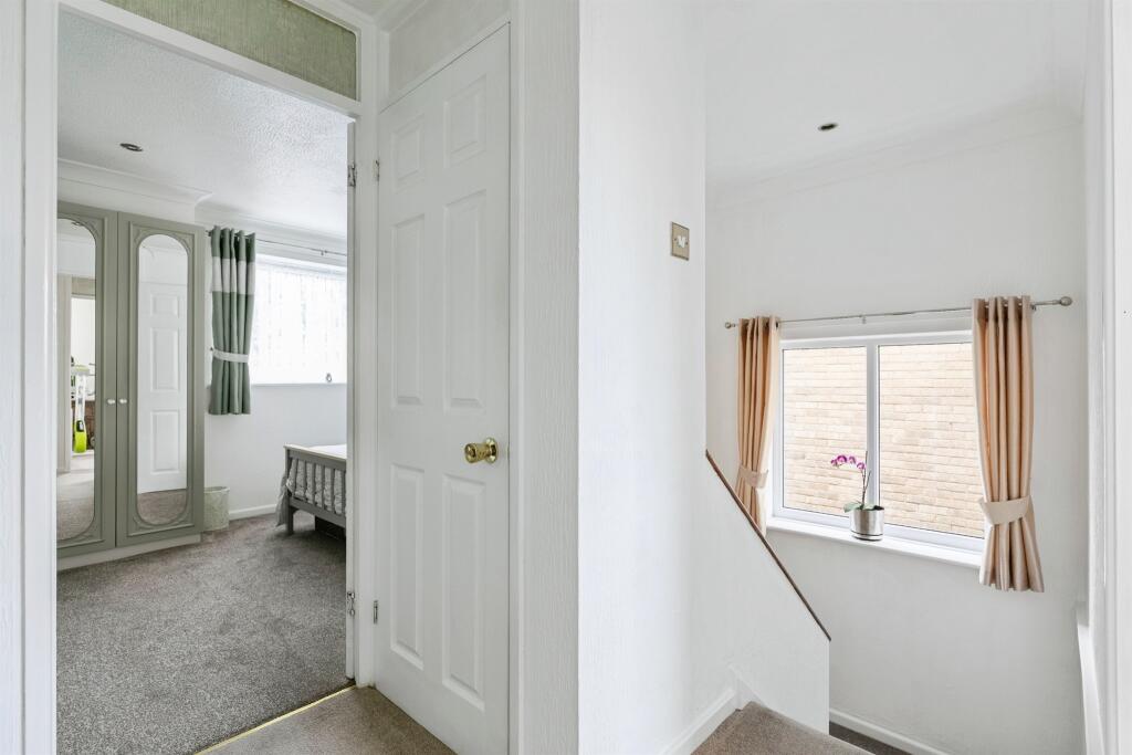 House in Wakefield, Crigglestone - More