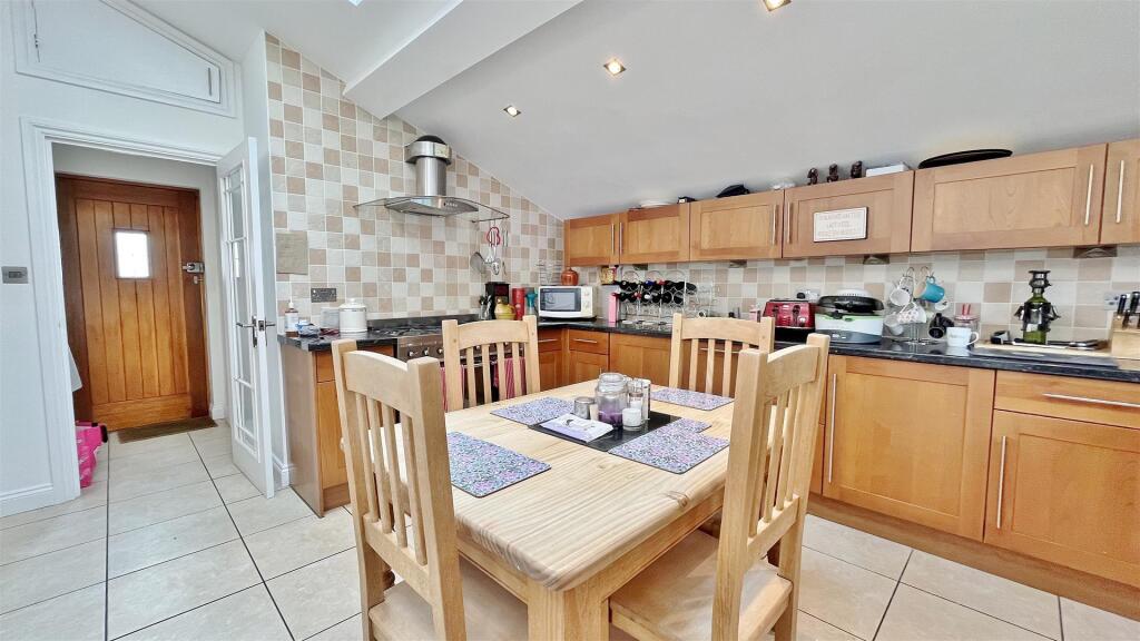 Landermere Road, Thorpe-le-Soken, Essex photo 4