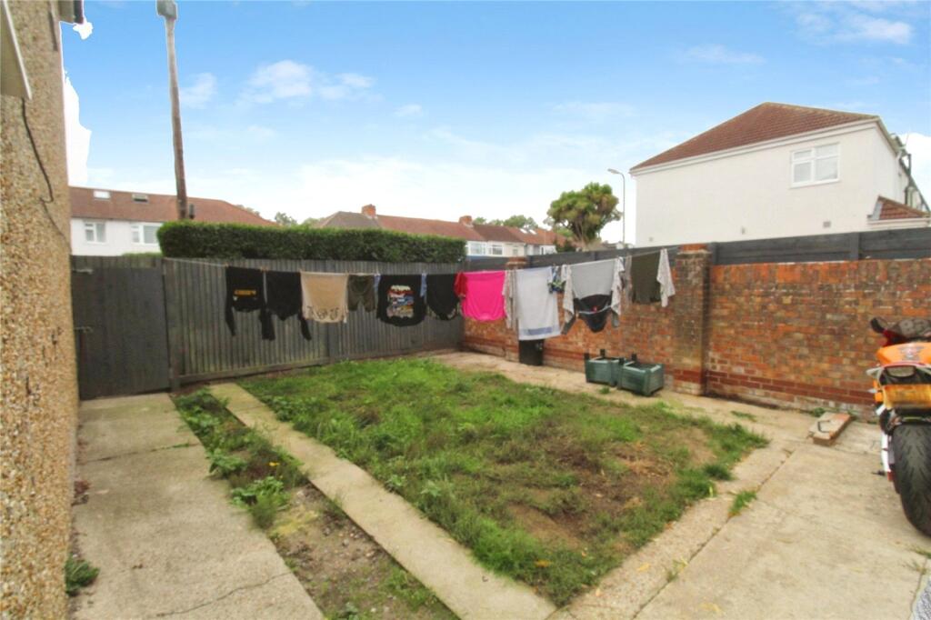 Longfield Avenue, Fareham, PO14 photo 2
