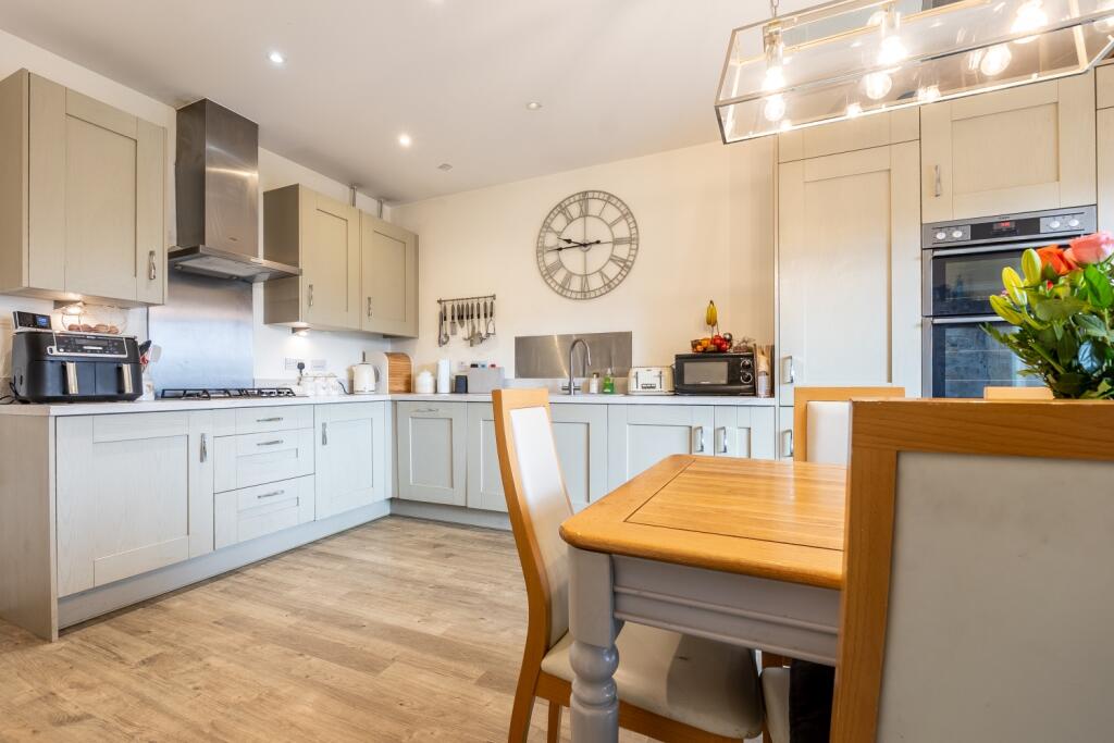 Sungold Place, Carterton, Oxfordshire, OX18 photo 2
