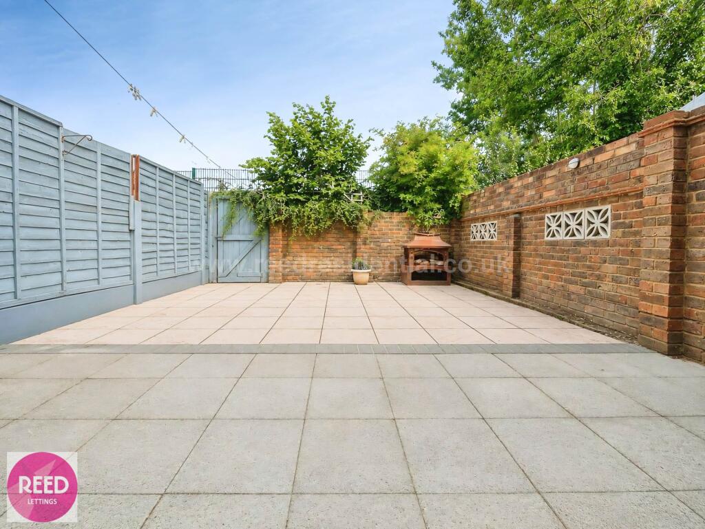 House in Southend-on-Sea, Prittlewell - More