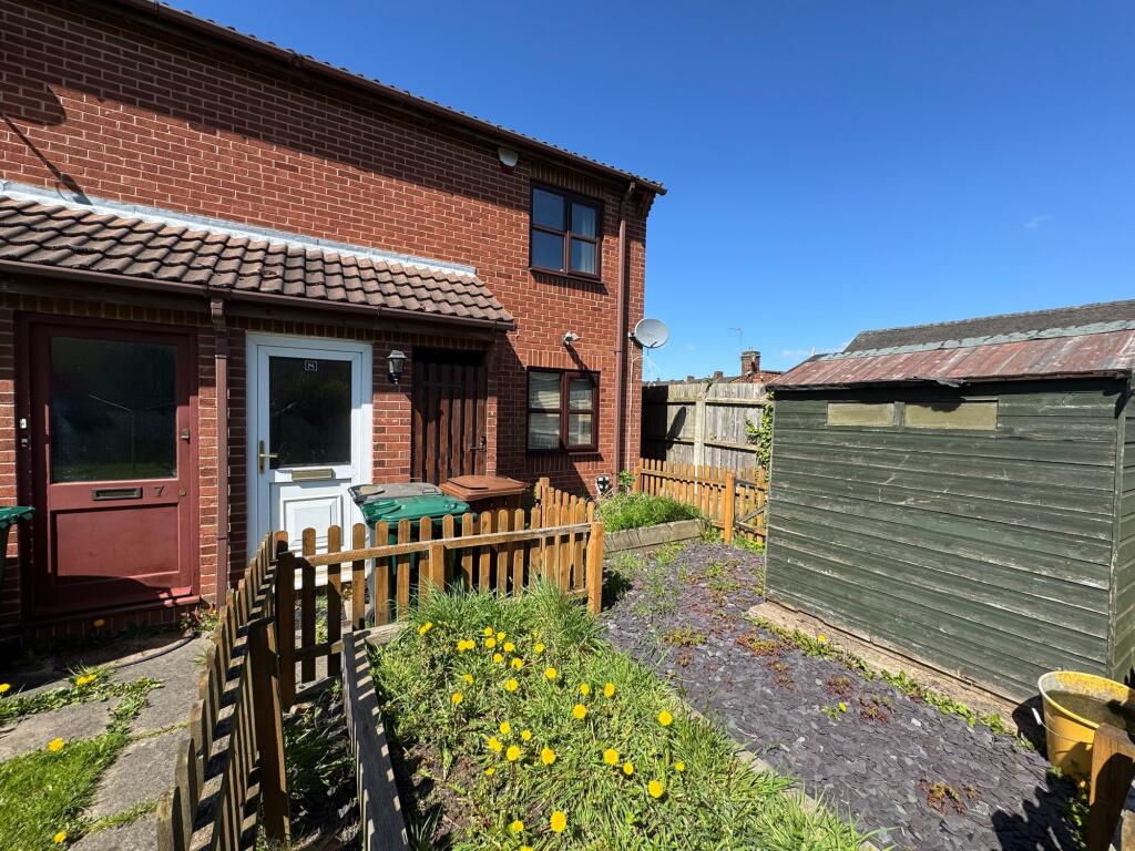 1-bed flat on St. Stephens Court, Woodville, DE11, £85,000