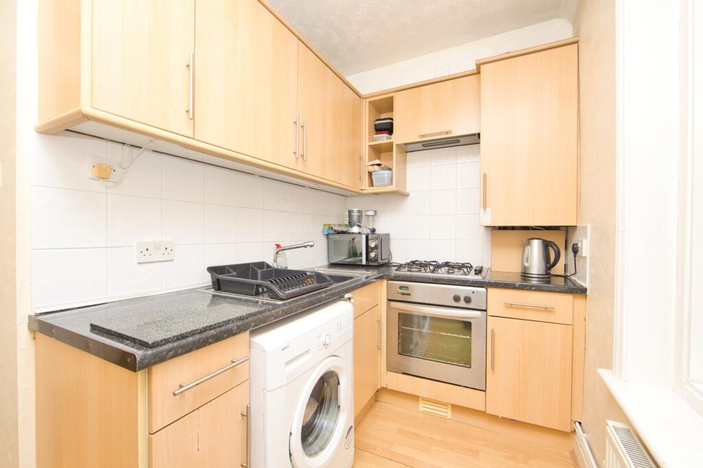 Apartment in Dover, Tower Hamlets - View 3