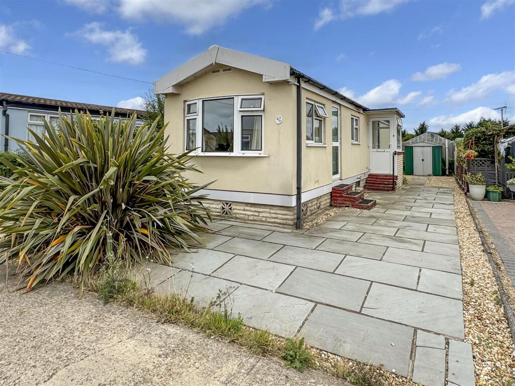 2-bed caravan on Thornlea Court, Littlehampton, £82,000
