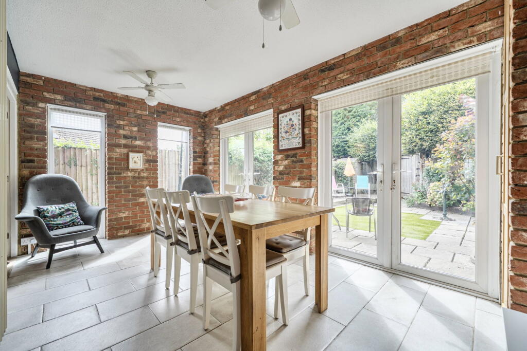 Stunning 4 Bedroom End-Terrace | Woodland Access | Modern Open-Plan Living | Garage photo 4