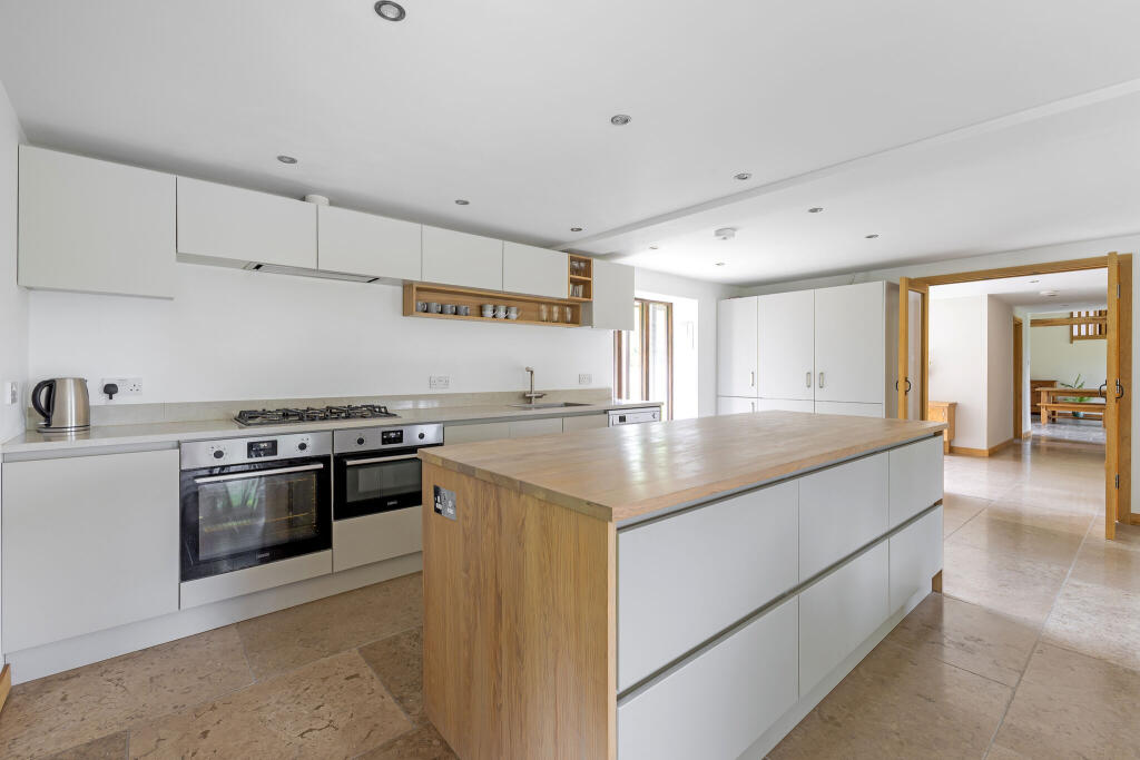 House in Basingstoke and Deane, Overton - View 4