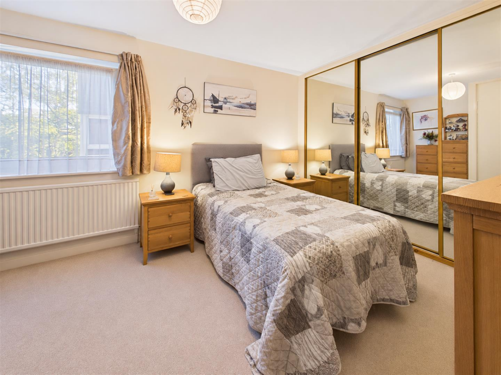 Apartment in Walton-on-Thames, Surrey - View 4