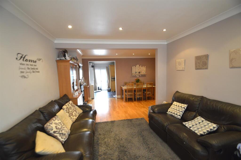 Auriel Avenue, Dagenham photo 4