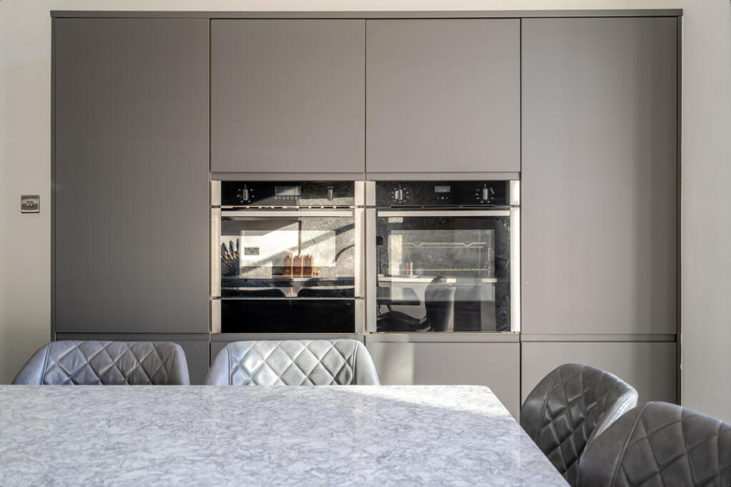 Gunnersbury Avenue, London, W5 photo 3