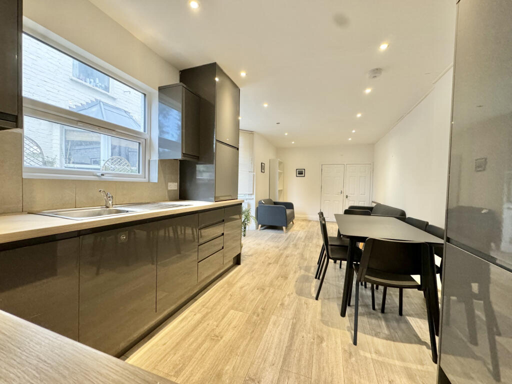 House in London - View 3