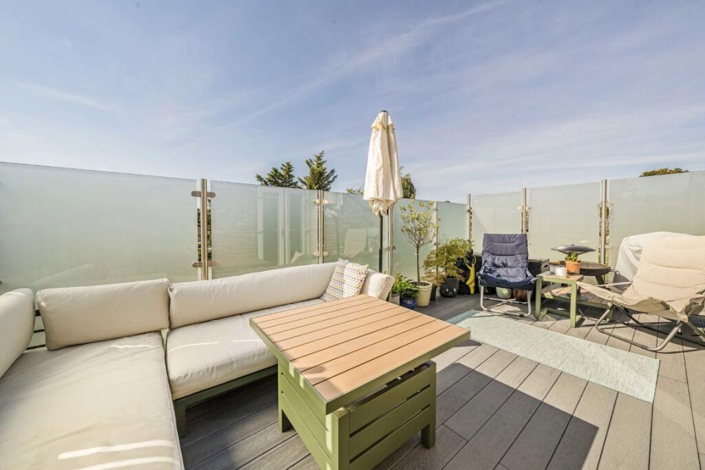 Apartment in Kingston upon Thames - View 3