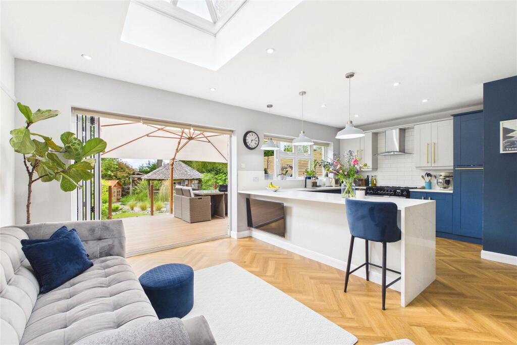 Rosehill Avenue, Horsell, Surrey, GU21 photo 3
