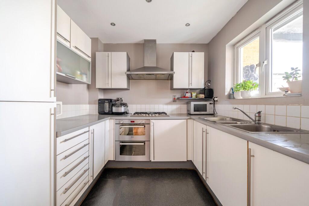 Apartment in Runnymede, Chertsey - View 2