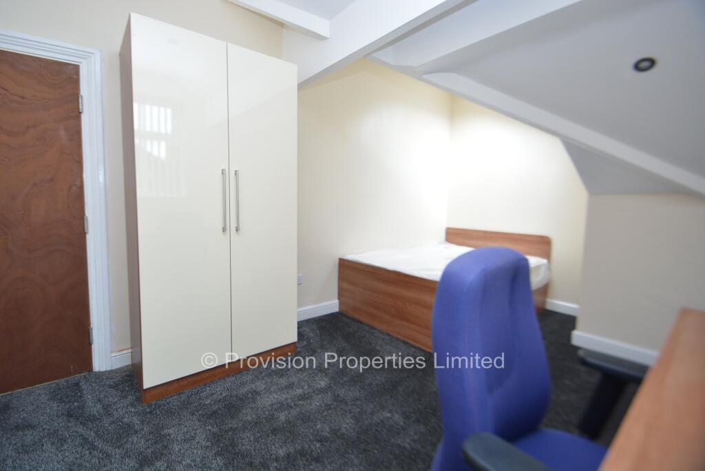 8 bedroom semi-detached house for rent