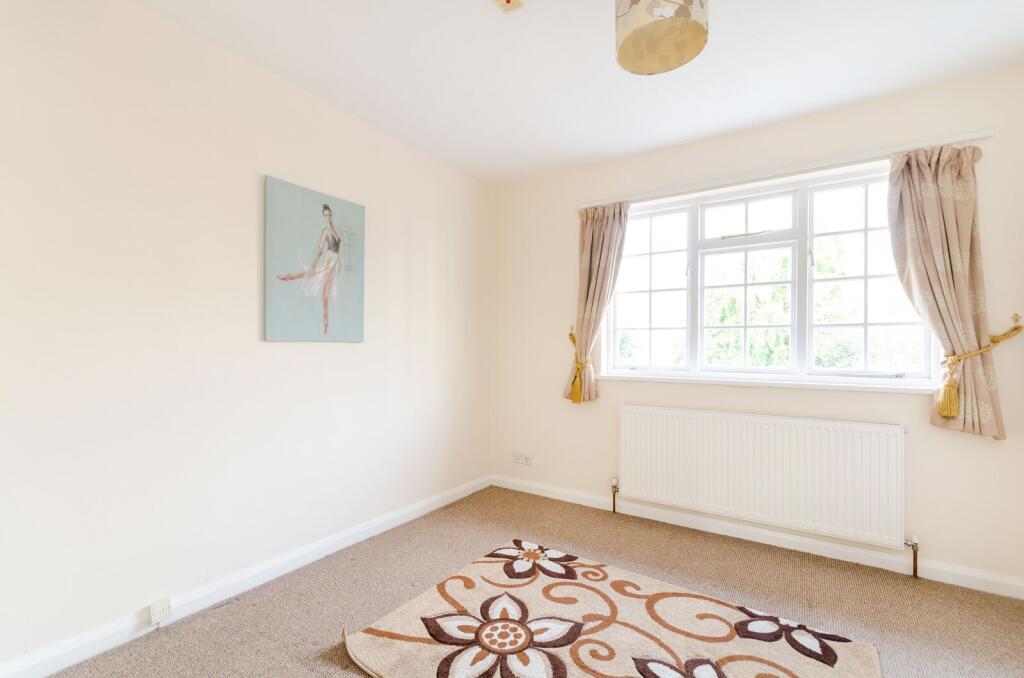 House in New Malden - More