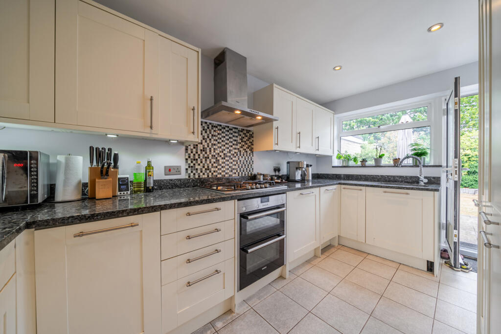 House in London, Broom Hill, Goddington - View 2