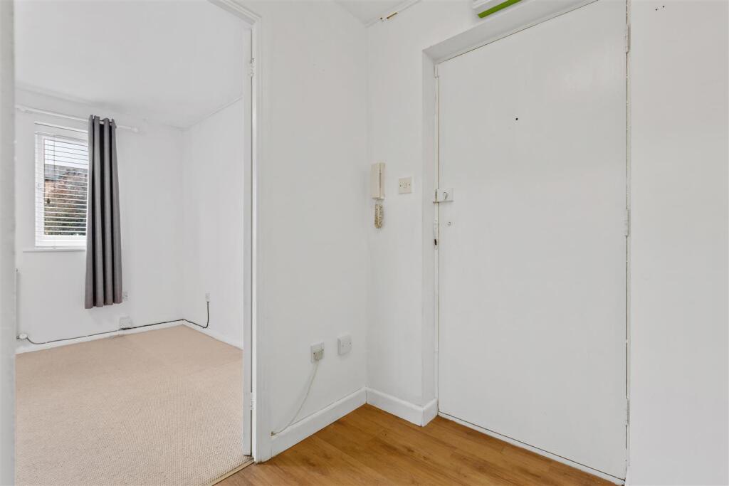 Apartment in North Hertfordshire, Hertfordshire - More