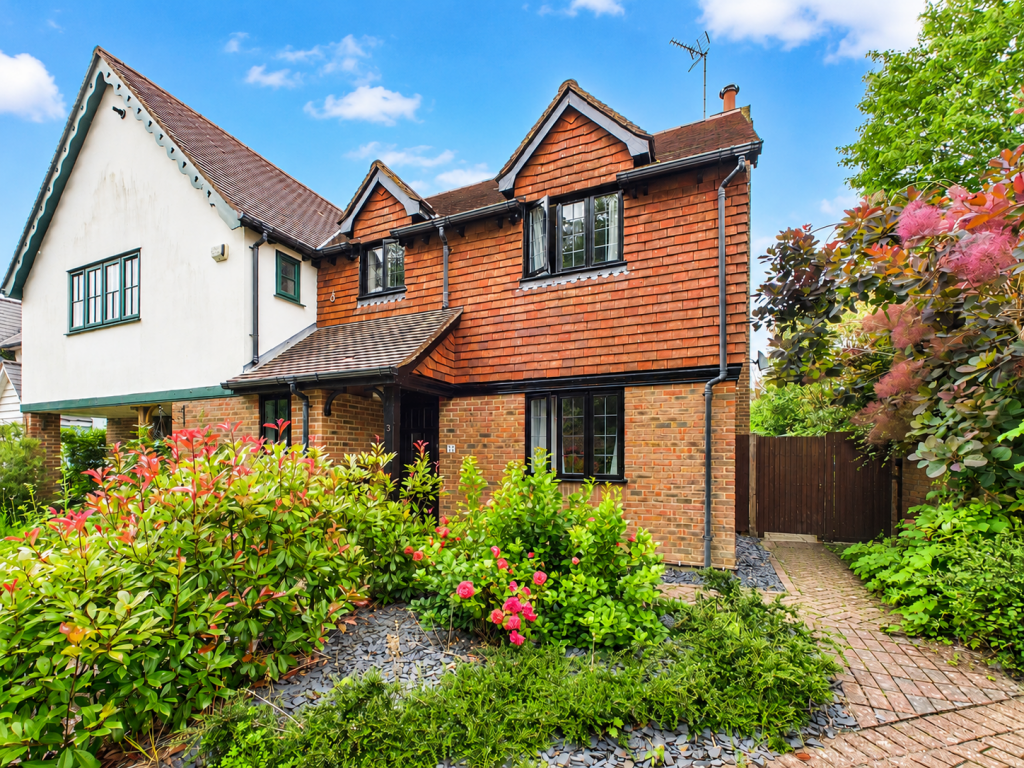3-bed semi-detached on Parkside Mews, Horsham, West Sussex., £500,000