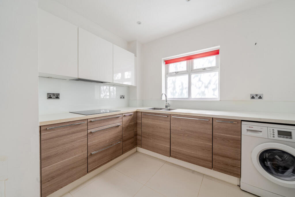 Apartment in Walton-on-Thames, Surrey - View 3