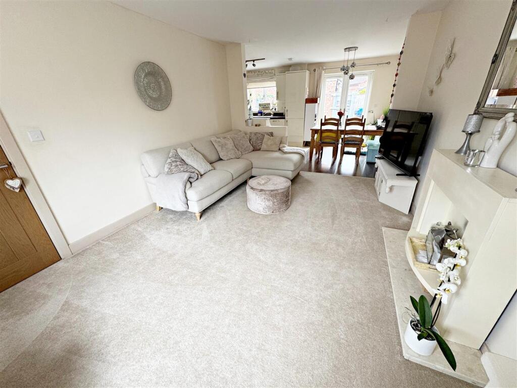 Horseshoe Close, Scartho, Grimsby, N.E. Lincs, DN33 3BA photo 3