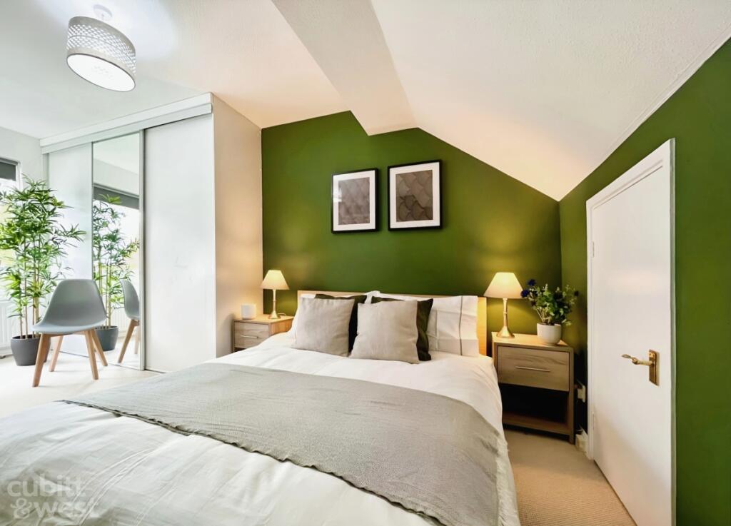 House in Crawley, Southgate - View 5