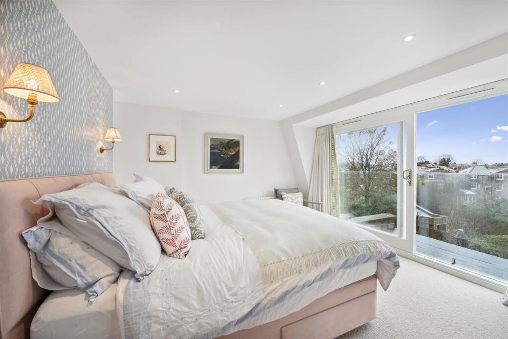 House in London, Shepherd's Bush - More