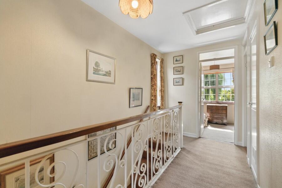 House in London, Royal Borough of Kingston upon Thames - More