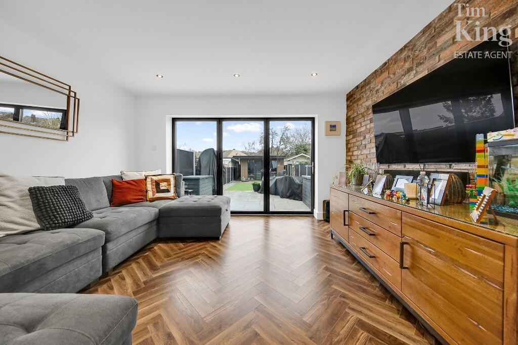 Hawkdene, Chingford, E4 photo 3