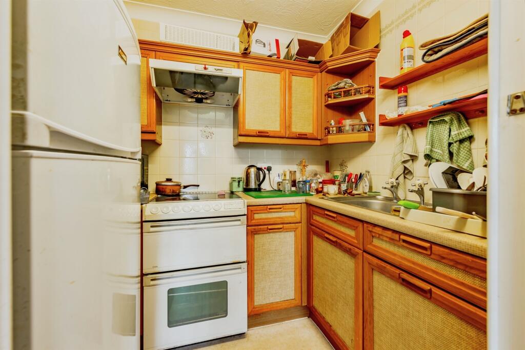 Apartment in Reigate and Banstead, Surrey - View 5