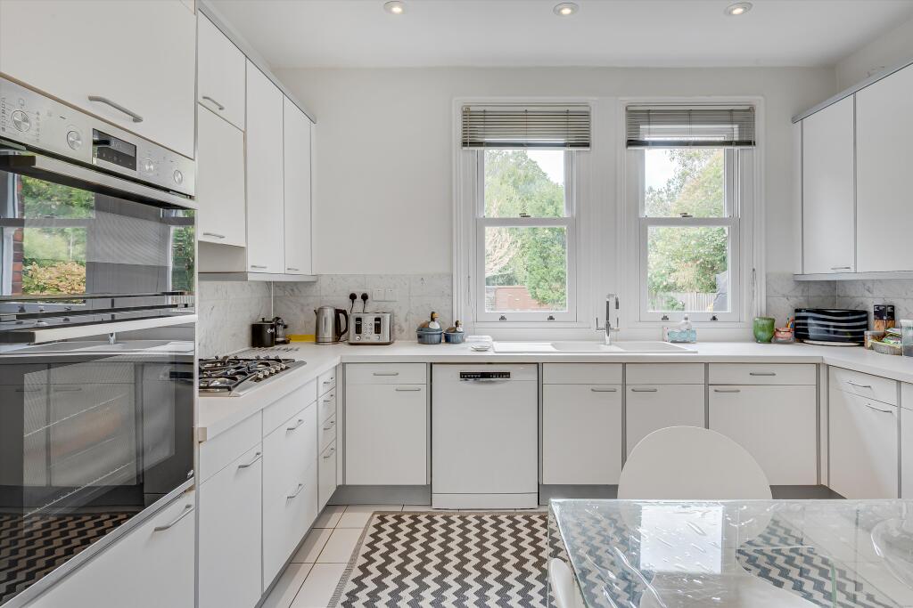 House in Richmond, North Sheen - More