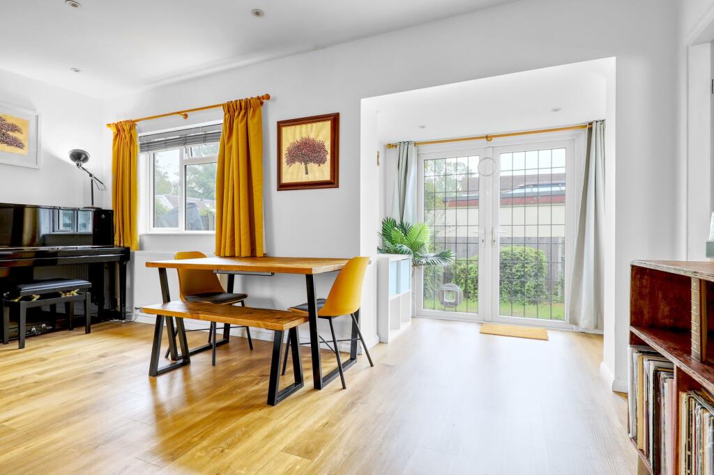House in East Hertfordshire, Great Amwell - More