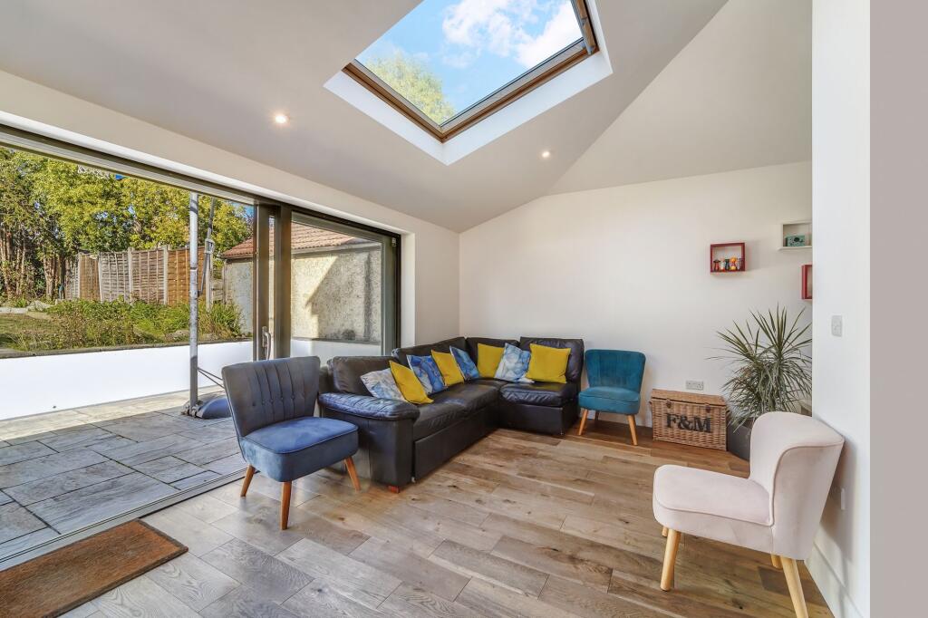 House in London, Berrylands - More