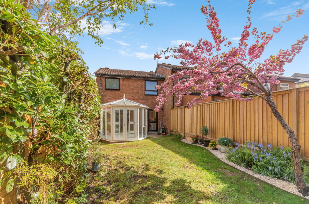 Oliver Close, London, W4 3RL photo 3