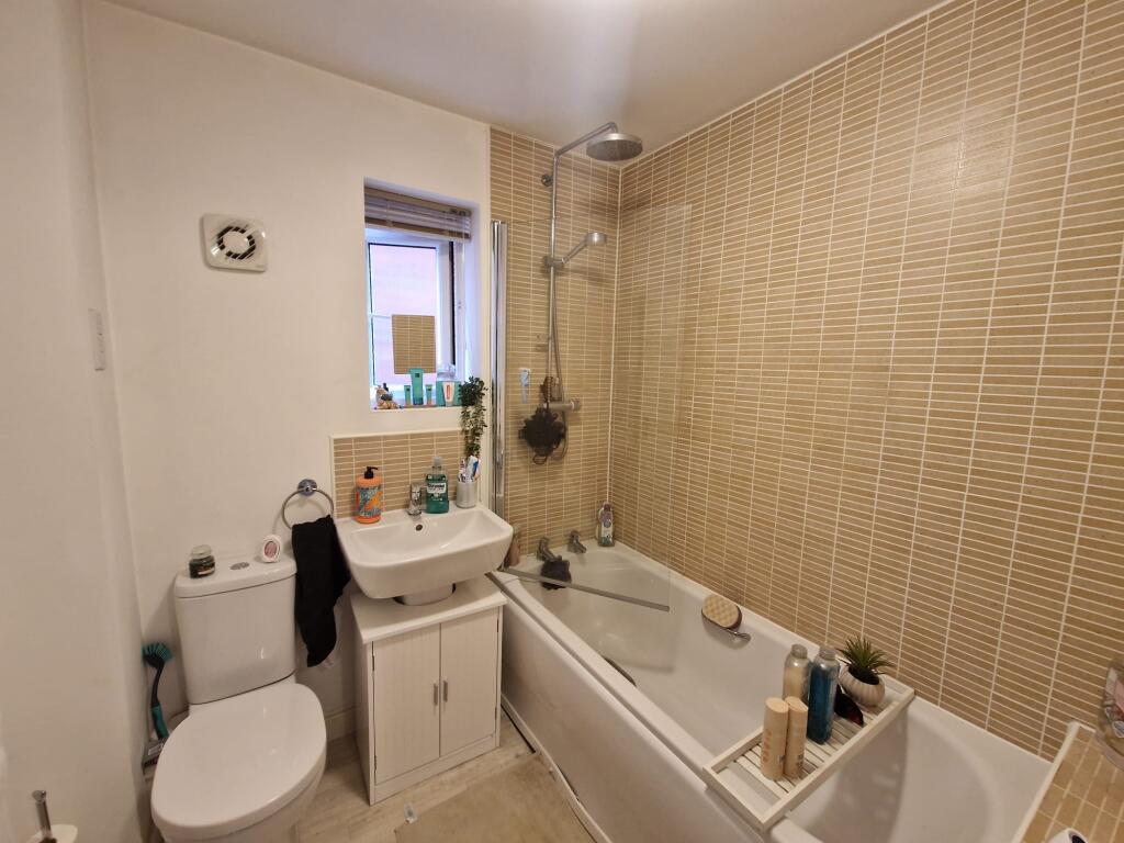 House in Mansfield, Nottinghamshire - More