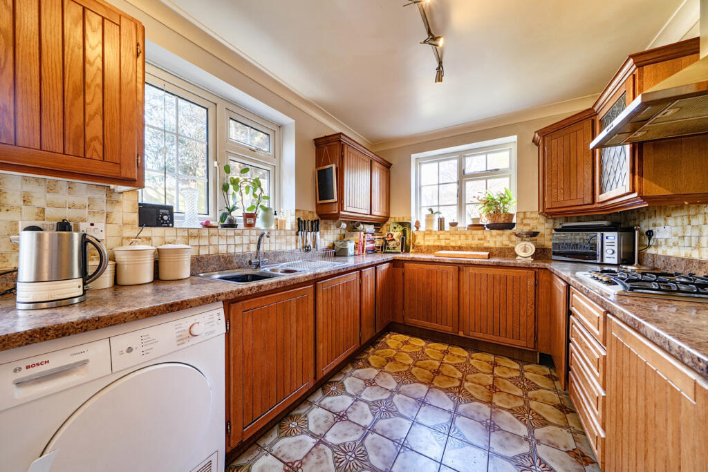 House in London, Broom Hill, Goddington - View 4