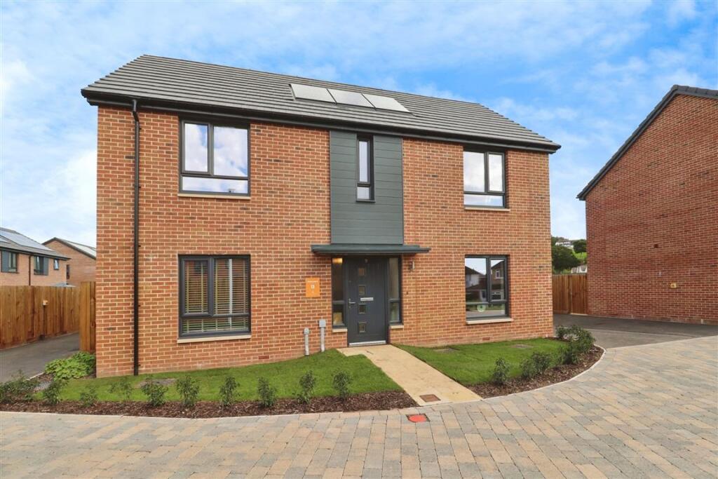 4-bed detached on Maple Fields, Llanrumney, Cardiff, £460,000