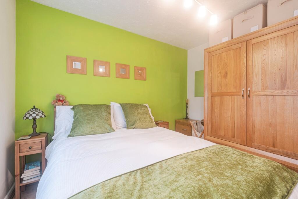 Holly Close, TADLEY, Hampshire, RG26 photo 3