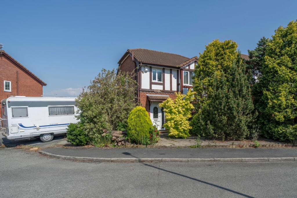 3-bed detached on Kingsthorne Park, Hunts Cross, Liverpool, L25, £240,000