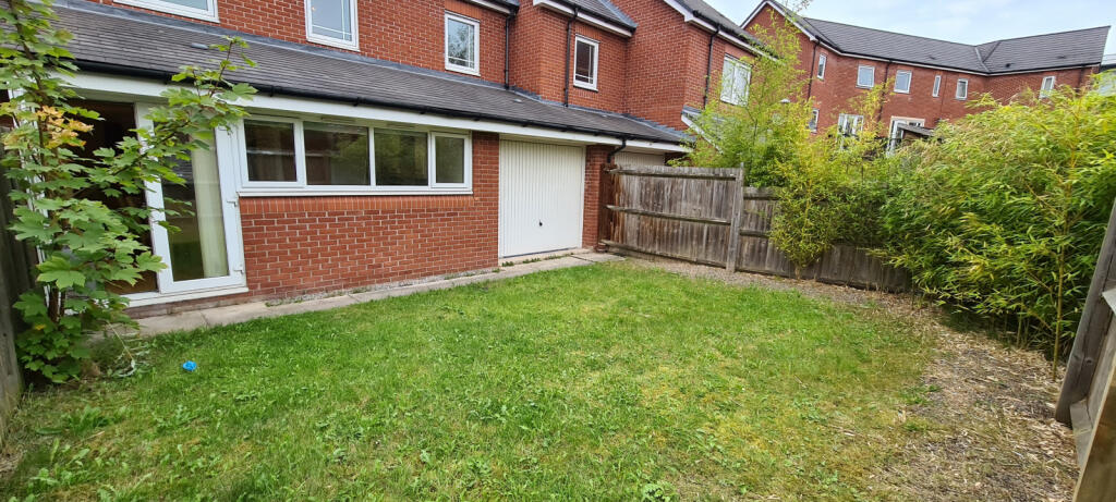 3 bedroom semi-detached house for rent