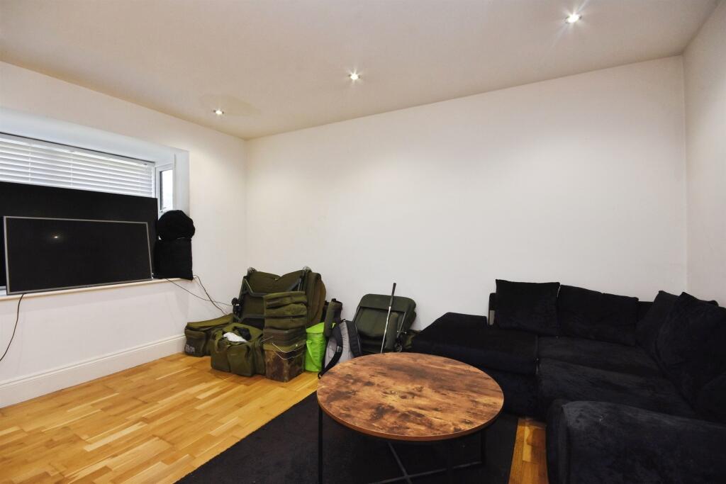 Coxtie Green Road, Pilgrims Hatch, Brentwood photo 4