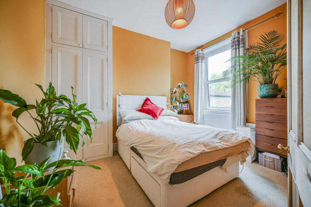 Apartment in London, Bowes Park, Palmers Green - More