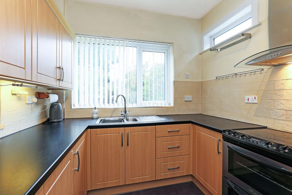 House in Wakefield, Pinders Heath - More