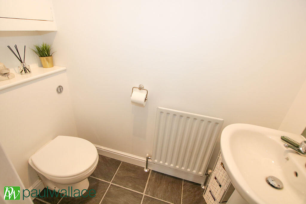 House in Broxbourne, Cheshunt - More