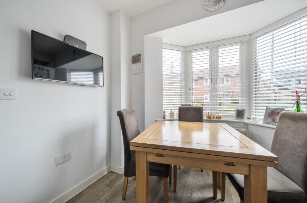 Falcon Way, Bracknell, Berkshire photo 3