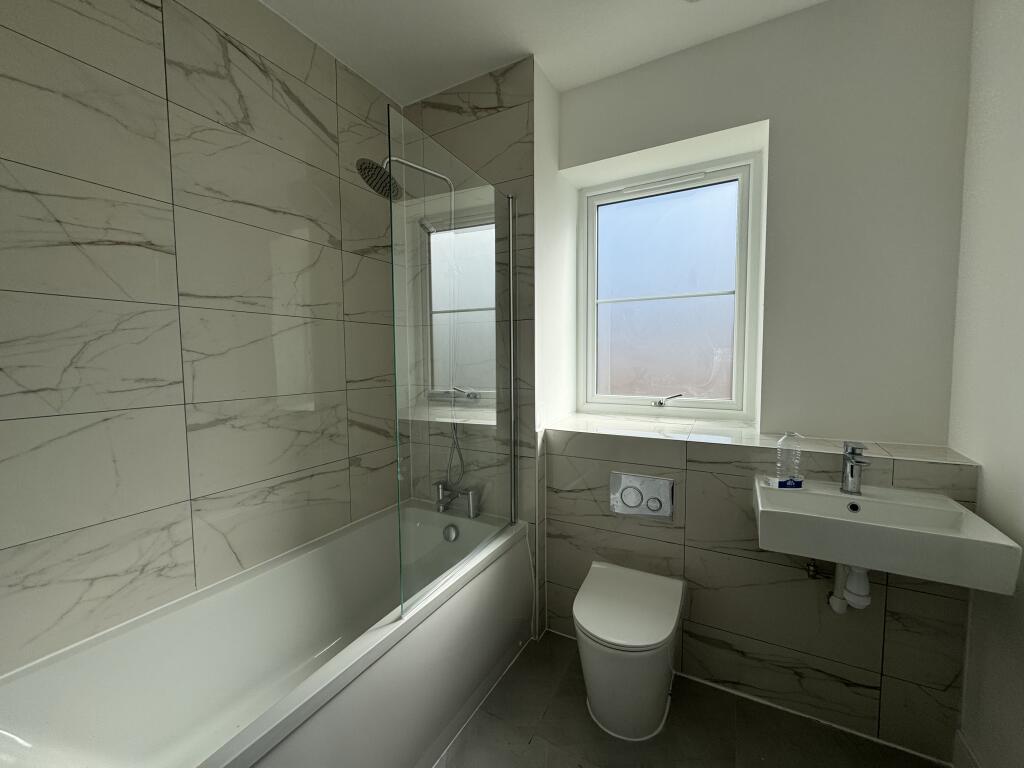 House in Aylesbury, Buckinghamshire - View 4