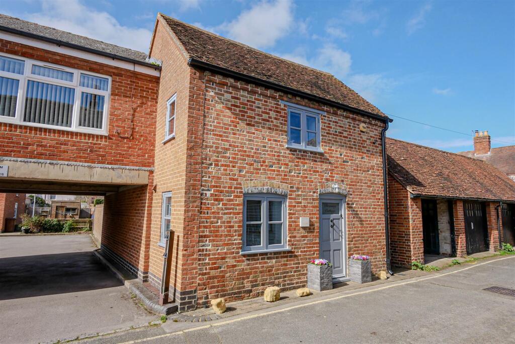 3-bed semi-detached on Wood Street, Wallingford, £475,000