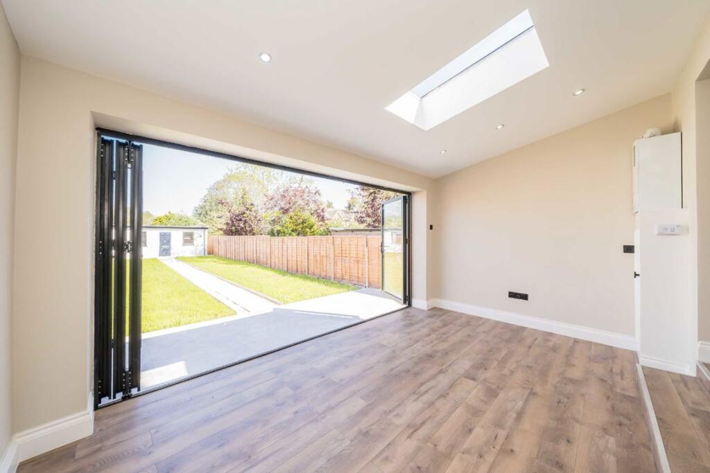 Manor Lane, Sunbury-On-Thames – další