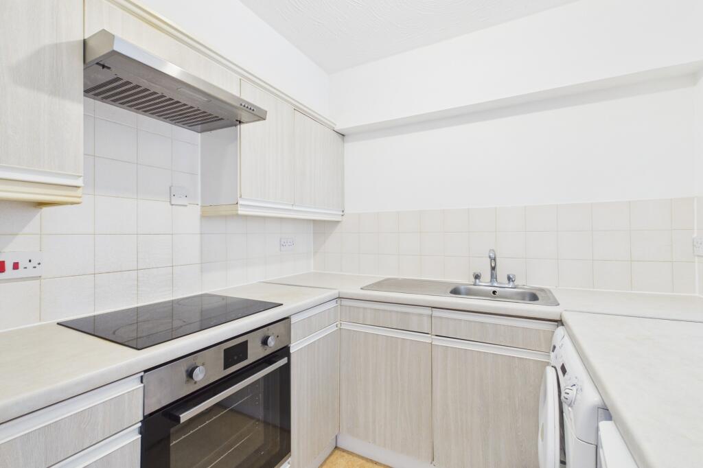 Apartment in Cambridge, Petersfield - View 4