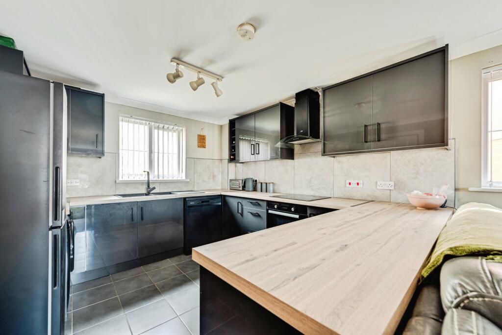 Apartment in Wiltshire, Haydon Wick - View 6